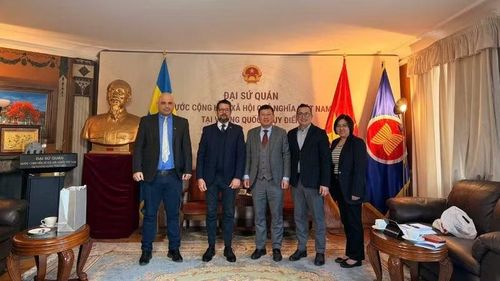 Hai Đại sứ chụp ảnh kỷ niệm cùng cán bộ Đại sứ quán Việt Nam và Đại sứ quán Cuba tham dự buổi tiếp. (Ảnh do Đại sứ quán Việt Nam tại Thụy Điển cung cấp)