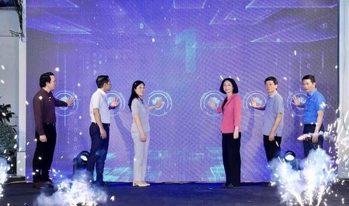 Các đại biểu thực hiện nghi thức khai trương Cổng thông tin an toàn thực phẩm Hà Nội. (Ảnh: Xuân Hải)