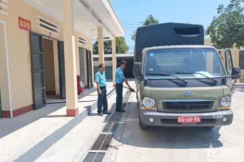  Nhân viên Ban Xăng dầu (Phòng Hậu cần - Kỹ thuật, Sư đoàn 377) cấp xăng dầu bảo đảm cho các nhiệm vụ. 