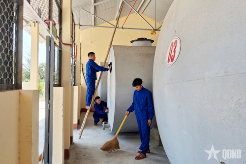  Nhân viên kho xăng dầu Sư đoàn 377 bảo quản hệ thống kho.