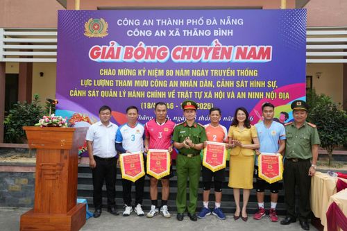 Tặng cờ lưu niệm cho các đội bóng chuyền nam tham gia giải đấu.
