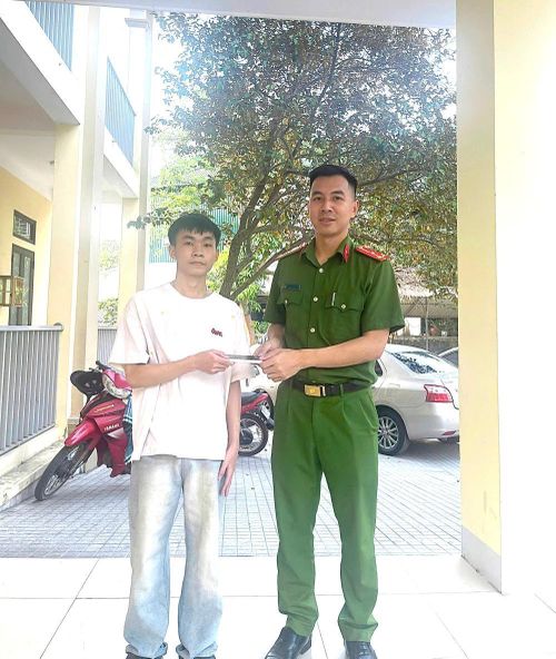 Công an phường hỗ trợ em Hiếu chuyển lại số tiền cho bà Minh.