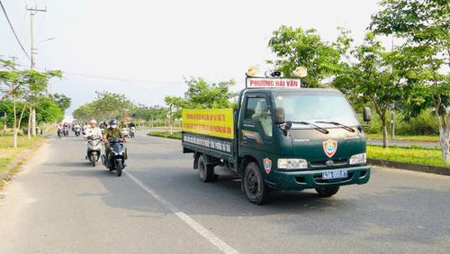 Các lực lượng tham gia diễu hành tuyên truyền mô hình "Khu dân cư 3 an" trên các tuyến đường chính.