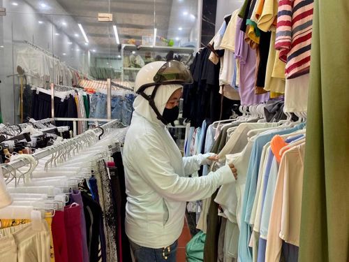 Nhiều người chọn mua đồ second-hand vì giá thành rẻ. Ảnh: Minh Phương
