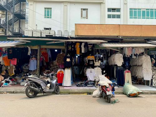 Tại Hà Nội, nhiều chợ đồ cũ chủ yếu mặt hàng thời trang được nhiều người biết đến như chợ Đông Tác, chợ Vồ. Ảnh: Minh Phương