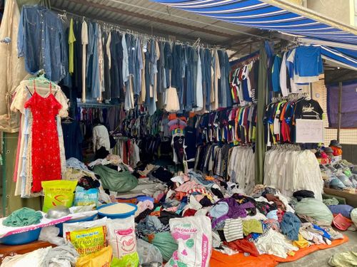 Một cửa hàng bán đồ second-hand. Ảnh: Minh Phương