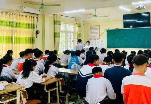 Hiệu trưởng Trường THCS Hợp Lý tham gia ôn tập cho học sinh lớp 9.
