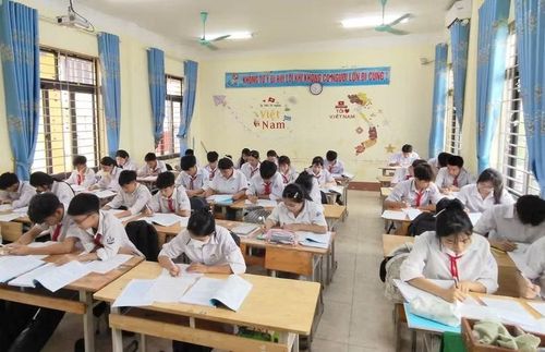 Học sinh Trường THCS Trần Nguyên Hãn (trước là Sơn Đông) đang chăm chỉ ôn tập.