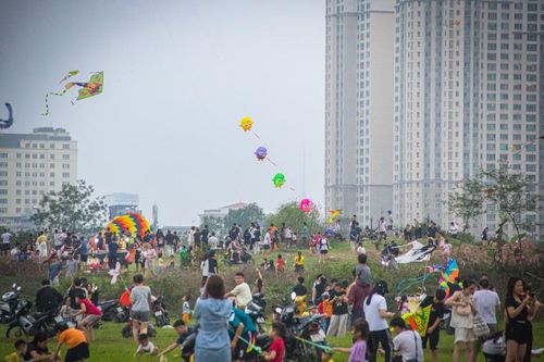 Từng là trò chơi dân gian của nhiều thế hệ, thả diều nay là hoạt động trải nghiệm không gian mở hiếm hoi đối với người dân, đặc biệt là trẻ em tại các khu vực nội đô.