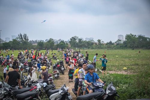Dọc tuyến đường trước khu đất trống, hàng dài xe máy dừng đỗ kéo dài dưới lòng lề đường gây cản trở giao thông.