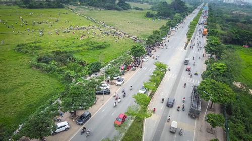 Được biết, việc thả diều tại địa điểm này được thực hiện theo đăng ký và xin phép của một đơn vị thuộc Câu lạc bộ Diều Hà Nội.