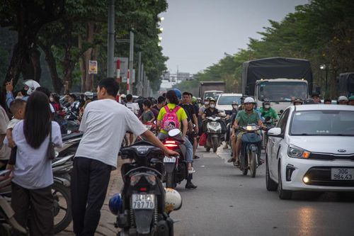 Trước tình trạng này, Công an phường Văn Khê đã ra quân xử lý các hàng quán tự phát, đồng thời yêu cầu người dân không tập trung đông người để đảm bảo trật tự đô thị tại khu vực.