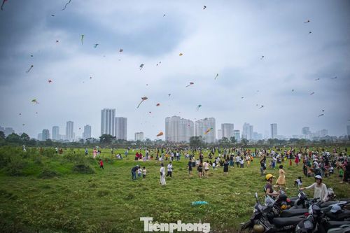 Giữa bầu trời Thủ đô, những cánh diều bay lượn gợi nhắc nét mộc mạc của làng quê, hiện hữu như một khoảng lặng bình dị giữa không gian đô thị đang ngày càng bị nén chặt.