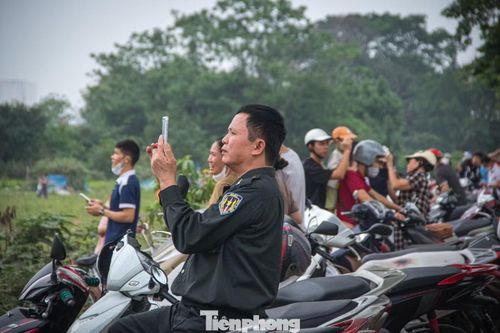 "Vì bãi đất này rộng và thoáng nên chiều nào tôi cũng đưa cháu ra đây thả diều để vận động. Trong nội đô hiện nay rất hiếm những không gian mở quy mô lớn để trẻ con có thể chạy nhảy thoải mái như thế này", ông Nam (phường Đại Mỗ) chia sẻ.
