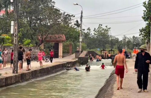 Mùa hè học sinh thường ra sông, suối tắm giải nhiệt
