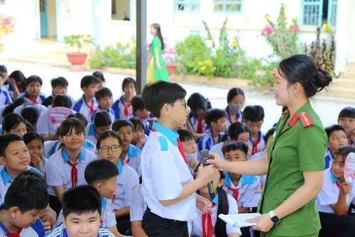“Tiết học pháp luật” dưới sân cờ thu hút nhiều sự quan tâm và tham gia của các em học sinh.