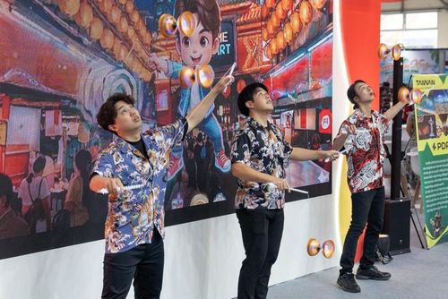 Màn biểu diễn nghệ thuật tung hứng, xiếc Diabolo của W.H.O Theatre khuấy động không khí lễ hội tại hội chợ.