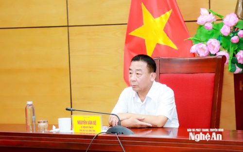 Đồng chí Nguyễn Văn Đệ - Ủy viên Ban Thường vụ Tỉnh ủy, Phó Chủ tịch UBND tỉnh chủ trì tại điểm cầu UBND tỉnh Nghệ An. Ảnh: Thành Duy