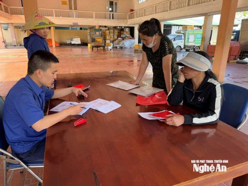 Cán bộ Trạm kiểm soát Lạch Vạn làm thủ tục xuất bến cho các chủ tàu. Ảnh: N.H