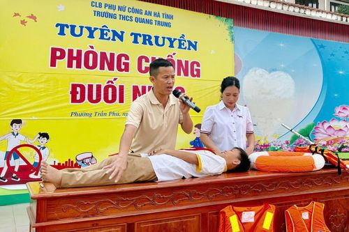 Học sinh Trường THCS Quang Trung thực hành các kỹ năng phòng, chống đuối nước.