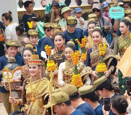  Theo nghi lễ truyền thống, các cô gái được tuyển chọn sẽ tham gia đoàn rước trên những cỗ xe được trang hoàng lộng lẫy, diễu hành qua các tuyến phố chính. Trong đó, Nàng Chúa Xuân ngự ở vị trí trung tâm, trên lưng linh tượng đại diện cho năm mới của Lào; sáu thiếu nữ còn lại ngồi hai bên phía dưới linh tượng, mỗi bên ba người. (Ảnh: Lao Security News) 