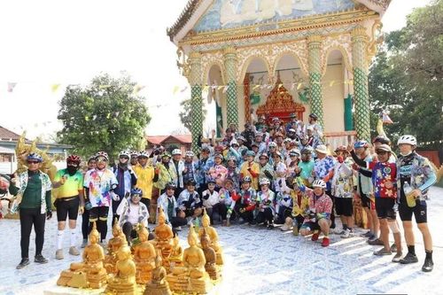  Hòa trong không khí sôi động đón Tết Bunpimay diễn ra trên khắp đất nước Lào, ngày 15/4, tỉnh Khammouane đã tổ chức hoạt động “Đạp xe lễ Phật 9 chùa” tại thị xã Thakhek. Đoàn xuất phát từ trung tâm thị xã, di chuyển qua 9 ngôi chùa tiêu biểu trên địa bàn. Hoạt động không chỉ góp phần tạo không khí phấn khởi trong dịp Tết cổ truyền mà còn nâng cao ý thức rèn luyện sức khỏe, bảo vệ môi trường, đồng thời phát huy, gìn giữ các giá trị văn hóa, tâm linh truyền thống. (Ảnh: Lao National Radio) 