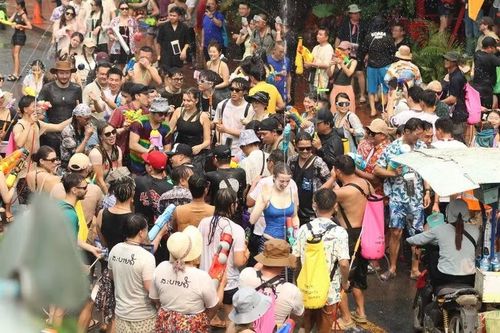  Tuyến phố cổ Sisavangvong, nằm ngay trung tâm Luang Prabang, trở thành tâm điểm của các hoạt động té nước. Đây là hoạt động mang ý nghĩa gột rửa những điều không may của năm cũ, cầu mong một năm mới bình an, may mắn và thuận lợi. Hàng nghìn người dân cùng du khách quốc tế hòa mình vào không khí lễ hội, tạo nên khung cảnh sôi động, rực rỡ sắc màu. (Ảnh: Lao Security News) 