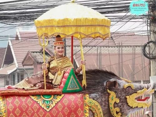  Cũng tại Luang Prabang, lễ rước Nàng Chúa Xuân (Nang Sangkhane) diễn ra trong không khí vui tươi, rộn ràng, thu hút sự tham gia của đông đảo người dân và du khách. (Ảnh: Lao Security News) 