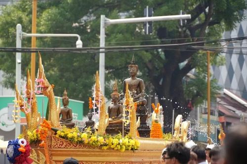  Cùng ngày, tại Thủ đô Vientiane, lễ rước Phật được tổ chức trang trọng đi qua các tuyến phố trung tâm quận Chanthabouly, với sự tham gia của nhiều khối diễu hành. Dọc hai bên đường, đông đảo người dân và du khách tham gia nghi thức té nước cầu may, tạo nên không khí phấn khởi, rộn ràng. (Ảnh: Vientiane Times) 