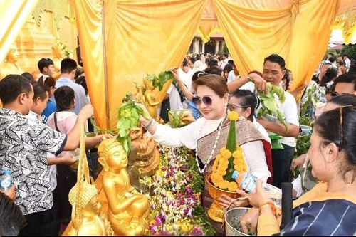  Tết Bunpimay không chỉ là thời điểm chuyển giao năm mới mà còn là dịp để người dân Lào bày tỏ lòng tri ân, hướng về cội nguồn, gìn giữ và phát huy các giá trị văn hóa truyền thống tốt đẹp, qua đó góp phần lan tỏa hình ảnh đất nước thân thiện, giàu bản sắc tới bạn bè quốc tế. (Ảnh: Lao Security News) 