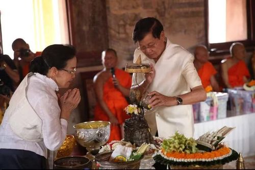  Tại Thủ đô Vientiane, ngày 14/4, Tổng Bí thư, Chủ tịch nước Lào Thongloun Sisoulith đã tham gia nghi lễ tắm Phật truyền thống. Đây là nghi thức quan trọng trong dịp năm mới, thể hiện lòng thành kính, cầu mong quốc thái dân an, mưa thuận gió hòa và cuộc sống ấm no, hạnh phúc cho Nhân dân. (Ảnh: Vientiane Times) 