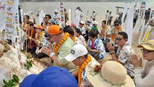  Tại Luang Prabang, người dân tham gia lễ đắp tháp cát – một hoạt động truyền thống đặc sắc trong dịp Tết cổ truyền Bunpimay. Theo đó, người dân cùng nhau vun đắp các tháp cát, biểu trưng cho tinh thần đoàn kết cộng đồng. Hoạt động mang ý nghĩa giáo dục sâu sắc, góp phần nhắc nhở mỗi người hướng thiện, thành kính hướng về Đức Phật, cầu mong những điều tốt lành. (Ảnh: Lao Security News) 