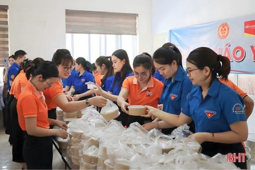700 suất cháo do các đoàn viên thanh niên 2 đơn vị và Nhà xe Hiếu Hoa chuẩn bị được trao tới tay những người bệnh có hoàn cảnh khó khăn đang điều trị tại Bệnh viện Đa khoa tỉnh.