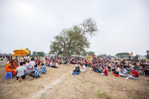 Nghi thức làm lễ diễn ra trang nghiêm trên cánh đồng Khedol, cạnh chùa Botum Kirirangsay, thể hiện tín ngưỡng truyền thống và ước nguyện về mùa màng thuận lợi của đồng bào Khmer. (Ảnh: Giang Phương/TTXVN)