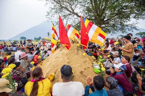 Nghi thức đắp núi cát diễn ra trong không khí trang nghiêm, thể hiện quan niệm về tích đức, cầu phúc của người Khmer. (Ảnh: Giang Phương/TTXVN)
