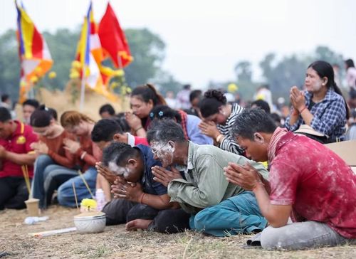 Đồng bào Khmer thành tâm thực hiện các nghi lễ truyền thống trong Tết Chol Chnăm Thmây. (Ảnh: Giang Phương/TTXVN)