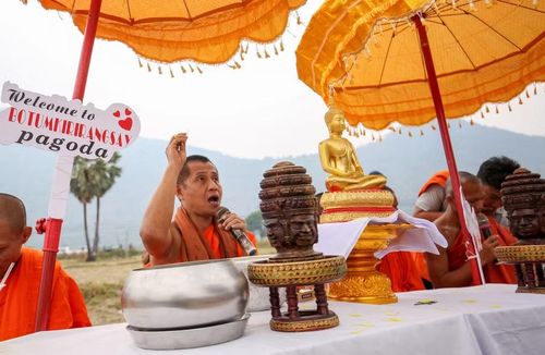 Sư cả chùa Botum Kirirangsay thực hiện nghi thức lễ trang nghiêm, cầu mong quốc thái dân an, mưa thuận gió hòa, đời sống nhân dân ấm no, hạnh phúc. (Ảnh: Giang Phương/TTXVN)