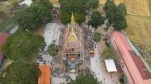 Các nghi thức truyền thống tại chùa Botum Kirirangsay được tổ chức trang nghiêm trong dịp Tết Chol Chnăm Thmây. (Ảnh: Giang Phương/TTXVN)