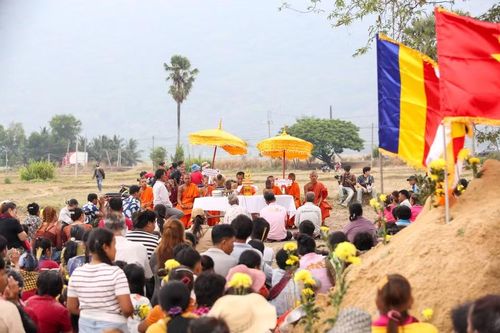 Các sư chùa Botum Kirirangsay thực hiện nghi thức truyền thống trong Tết Chol Chnam Thmay. (Ảnh: Giang Phương/TTXVN)