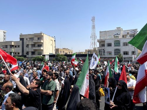 Người dân tham gia tuần hành phản đối các cuộc tấn công của Israel, tại Tehran, Iran, ngày 20/6/2025. Ảnh: THX/TTXVN