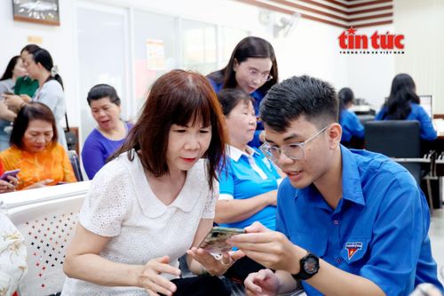 Đoàn viên, thanh niên hỗ trợ người dân thực hiện thủ tục hành qua ứng dụng dịch vụ công.