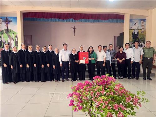 Đoàn công tác tặng quà tại Hội Dòng Mến Thánh Giá Cần Thơ.