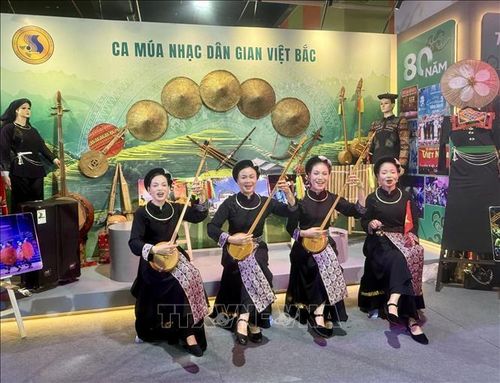 Các nghệ sĩ trình diễn hát Then tại gian trưng bày Nghệ thuật biểu diễn, khu triển lãm 12 ngành công nghiệp văn hóa tại Triển lãm thành tựu đất nước với chủ đề “80 năm Hành trình Độc lập - Tự do - Hạnh phúc”. Ảnh: Phương Lan/TTXVN