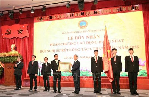 Bí thư Trung ương Đảng, Chánh án Tòa án nhân dân Tối cao Nguyễn Văn Quảng trao Huân chương Lao động hạng Nhất cho Tòa án nhân dân thành phố Hà Nội. Ảnh: Kim Anh/TTXVN