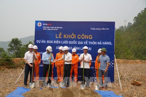 Động thổ khởi công công trình. Ảnh: Hồng Ninh - TTXVN