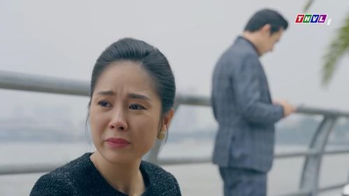 Dù đang trong buổi hẹn hò với vợ, Hoàng Dũng (Lương Thế Thành) vẫn thản nhiên nhắn tin yêu đương với nhân tình ngay trước mặt Mai. 