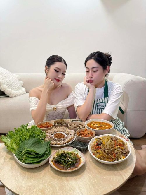 Phương Oanh dành lời khen cho tài năng nấu ăn của Lương Thùy Linh.