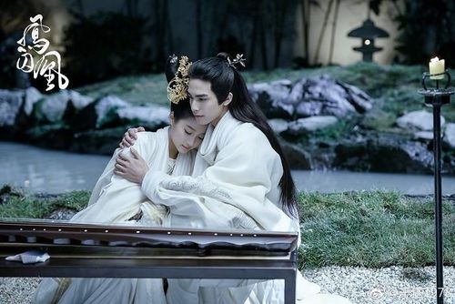 Quan Hiểu Đồng hóa thân thành Lưu Sở Ngọc - công chúa mang thân phận phức tạp, đối diễn cùng Tống Uy Long trong vai Dung Chỉ, người đàn ông bí ẩn và đầy mưu lược. Câu chuyện xoay quanh âm mưu chính trị khi một sát thủ giả danh công chúa để thực hiện nhiệm vụ. Trong quá trình đấu trí và nghi kỵ, mối quan hệ giữa hai nhân vật dần phát triển thành tình cảm, đan xen giữa quyền lực và cảm xúc cá nhân.