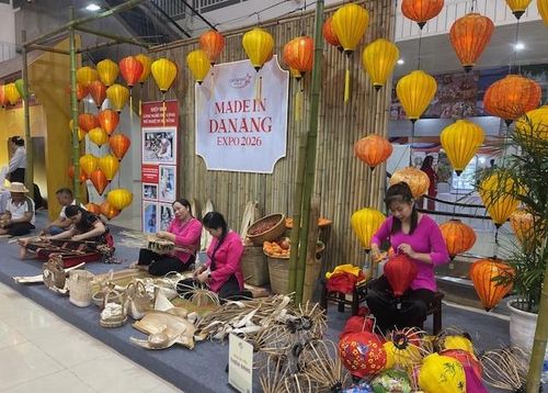 Gian hàng trình diễn làng nghề truyền thống tại Triển lãm. Ảnh Ngô Anh Văn