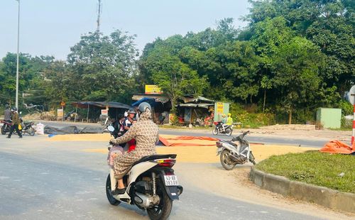 Người dân phơi lúa trên đường Nguyễn Tất Thành nối dài phường Liên Chiểu gần trường học, gây cản trở tham gia giao thông. Ảnh: VY DŨNG